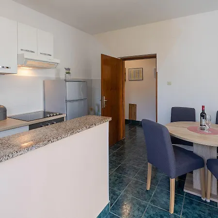 Charmantes Mit Privatem Balkon, Klima, Grill, Wifi, Nur Wenige Minuten Zum Porec