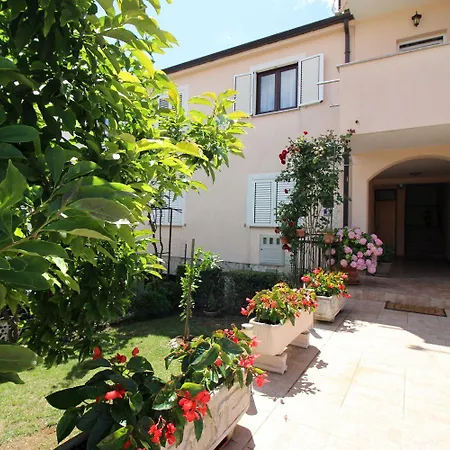 Charmantes Mit Privatem Balkon, Klima, Grill, Wifi, Nur Wenige Minuten Zum Appartamento Porec