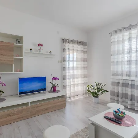 Charmantes Mit Privatem Balkon, Klima, Grill, Wifi, Nur Wenige Minuten Zum * Porec