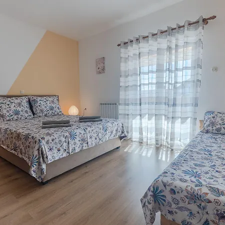 Apartment Charmantes Mit Privatem Balkon, Klima, Grill, Wifi, Nur Wenige Minuten Zum Porec