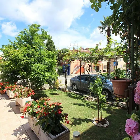 Charmantes Mit Privatem Balkon, Klima, Grill, Wifi, Nur Wenige Minuten Zum Porec